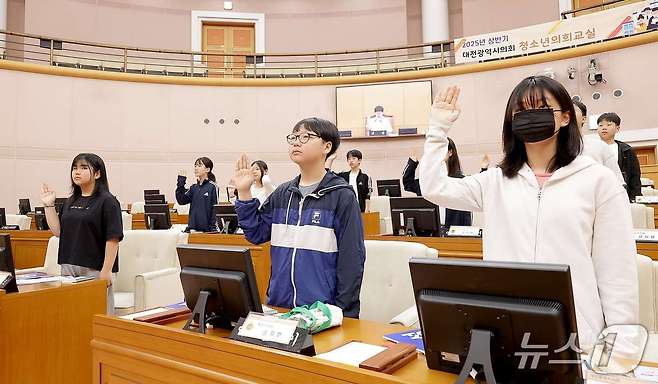 대전시의회 청소년 의회교실에 참여한 대전 용전초등학교 학생들(대전시의회 제공) /뉴스1