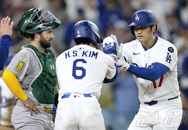 김혜성(6번)과 오타니 쇼헤이의 세리머니. ⓒ AFP=뉴스1