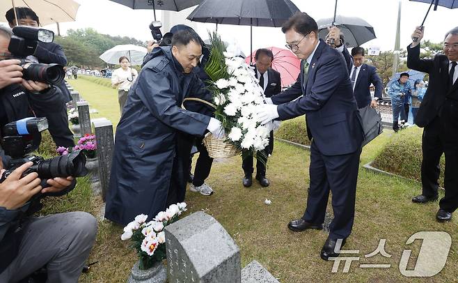 우원식 국회의장이 16일 오후 광주 북구 운정동 국립5·18민주묘지를 찾아 이금희 열사 묘를 찾아 헌화하고 있다. 2025.5.16/뉴스1 ⓒ News1 김태성 기자