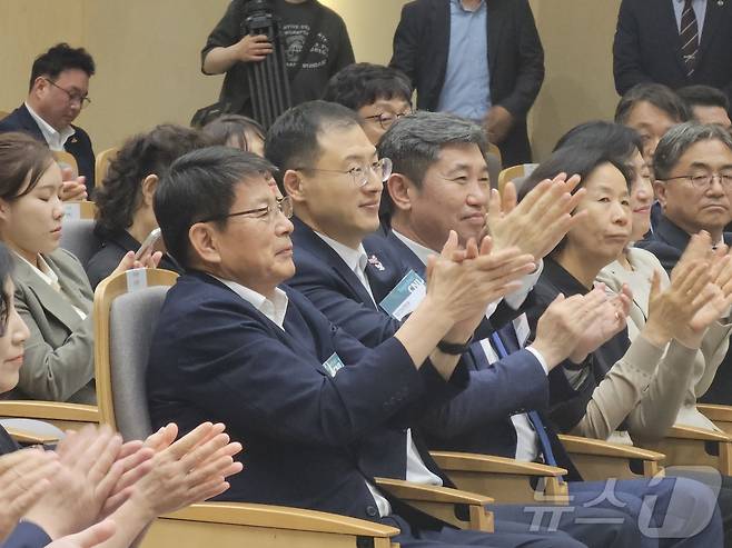 김상욱 무소속 의원과 서삼석 더불어민주당 의원이 16일 전남대 용봉홀에서 명예철학박사학위를 받는 우원식 국회의장에 박수를 보내고 있다. 2025.5.16/뉴스1 ⓒ News1 서충섭 기자