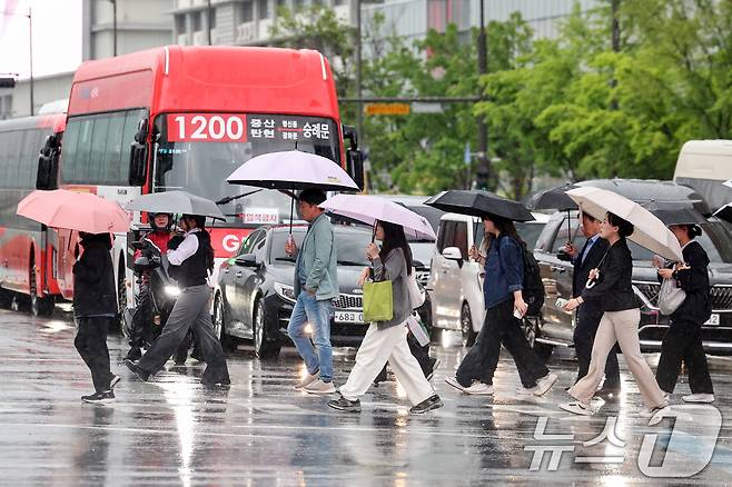 전국 곳곳에 비가 내린 16일 오후 서울 종로구 광화문네거리에서 우산을 쓴 시민들이 퇴근길 발걸음을 재촉하고 있다. 2025.5.16/뉴스1 ⓒ News1 민경석 기자