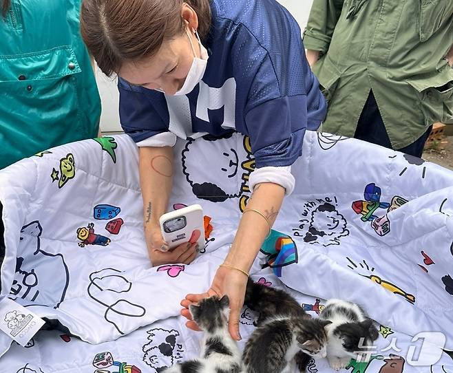 보호소 봉사 중인 이효리(내추럴발란스 제공) ⓒ 뉴스1