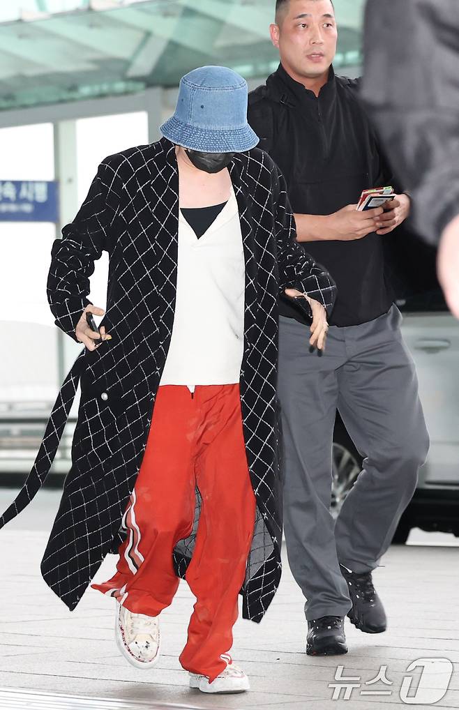 빅뱅 지드래곤이 해외 일정을 위해 16일 인천국제공항에 비행기 출발 시간 10분 전에 도착해 출국장으로 이동하고 있다. ⓒ News1 권현진 기자
