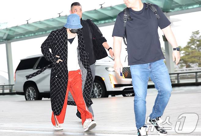 빅뱅 지드래곤이 해외 일정을 위해 16일 인천국제공항을 통해 필리핀 마닐라로 출국하고 있다. ⓒ News1 권현진 기자