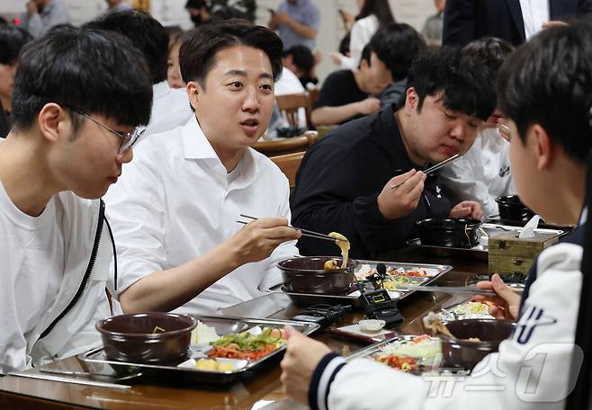 이준석 개혁신당 대통령 후보가 16일 충남 단국대학교 천안캠퍼스 학생식당에서 '학식먹자 이준석'을 진행하고 있다. 2025.5.16/뉴스1 ⓒ News1 김기태 기자