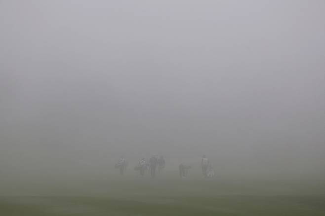 KPGA투어 SK텔레콤오픈 2025 1라운드를 시작한 16일 오전. 제주 서귀포 핀크스GC를 짙은 안개가 뒤덮고 있다. 사진 | KPGA