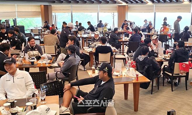 KPGA투어 SK텔레콤 오픈 2025 1라운드가 기상악화로 중단된 16일. 제주 서귀포 핀크스GC 클럽하우스 식당이 경기 재개를 기다리는 선수들로 가득 차 있다. 사진 | 서귀포=장강훈 기자 zzang@sportsseoul.com
