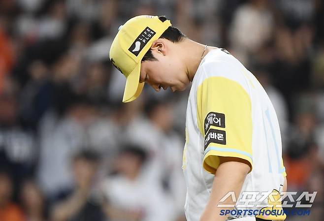 15일 대전 한화생명볼파크에서 열린 두산-한화전. 3회초 무사 양석환에게 솔로포를 허용한 엄상백이 고개 숙이고 있다. 대전=정재근 기자 cjg@sportschosun.com/2025..5.15/