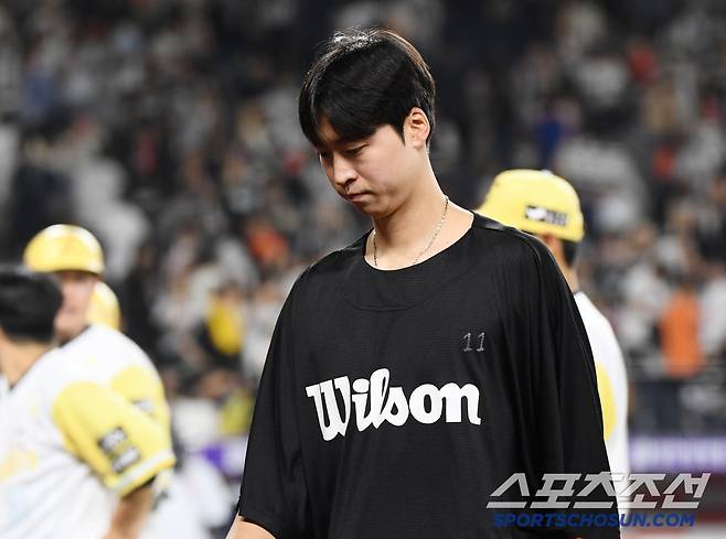 15일 대전 한화생명볼파크에서 열린 두산-한화전. 2대8로 패하며 3연전을 모두 내 준 한화 엄상백이 고개 숙이고 있다. 대전=정재근 기자 cjg@sportschosun.com/2025..5.15/