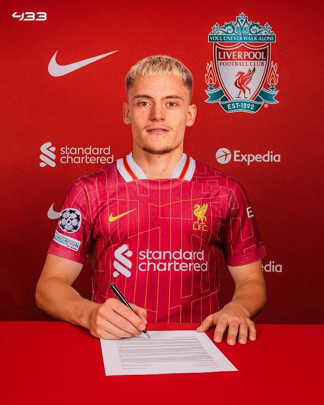 [스포츠조선 강우진 기자]리버풀이 이번 여름 이적 시장에서 활발하게 움직일 것으로 예상되는 가운데 바이어 레버쿠젠의 스타 플레이어 플로리안 비르츠와 접촉했다는 소식이 전해지고 있다. 

영국 미러는 15일(한국시각) '리버풀이 최근 바이에른 뮌헨, 맨체스터 시티와 함께 비르츠 영입전에 가세했으며, 이번 여름 이적 가능성을 타진하기 위해 그의 측근과 비공식 대화를 진행했다'라고 보도했다. 사진=SNS