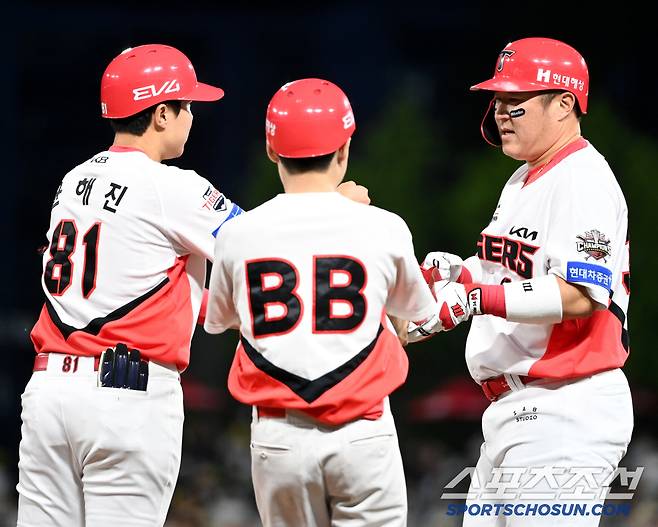 15일 광주KIA챔피언스필드에서 열린 롯데와 KIA의 경기, 3회말 무사 만루 KIA 최형우가 역전 1타점 내야안타를 날린 후 기쁨을 나누고 있다. 광주=허상욱 기자wook@sportschosun.com/2025.05.15/