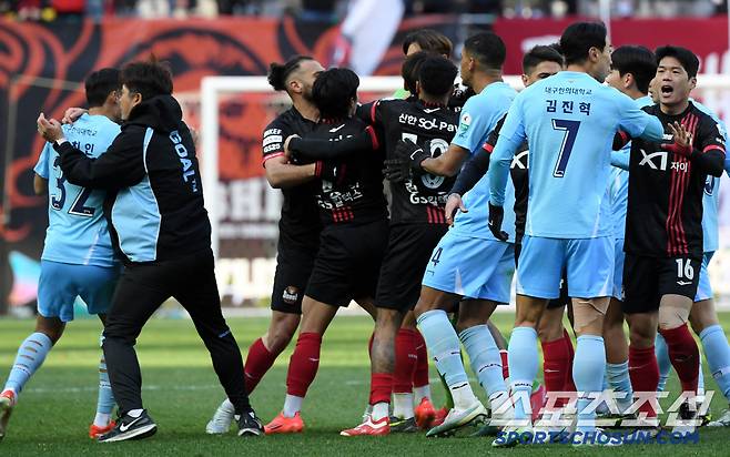 K리그1 FC서울과 대구FC의 경기가 29일 서울월드컵경기장에서 열렸다. 후반 서울 정승원이 동점골을 넣은 뒤 대구 서포터즈쪽을 향해 세리머니를 하자 정치인이 강하게 어필하고 있다. 상암=박재만 기자pjm@sportschosun.com/2025.03.29/