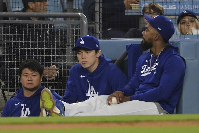 사사키가 지난 15일(한국시각) 애슬레틱스전서 테오스카 에르난데스와 함께 경기를 지켜보고 있다. AP연합뉴스