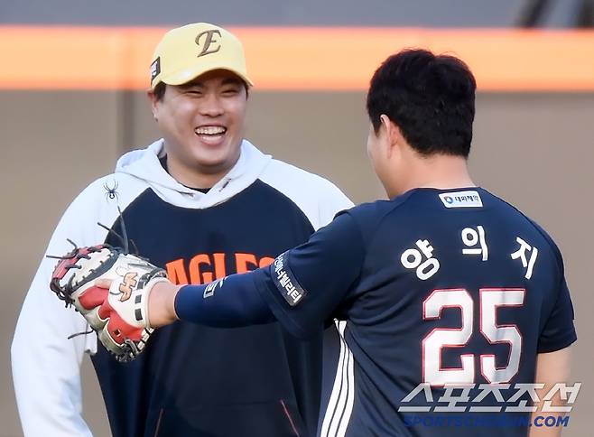 양의지와 류현진이 경기 전 즐겁게 대화 나누고 있다. 사진=정재근 기자 cjg@sportschosun.com