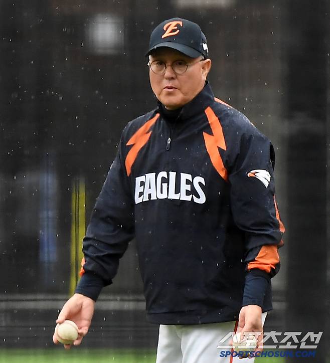 16일 대전 한화생명볼파크. 오후 3시경 빗줄기가 굵어지자 김경문 감독이 훈련을 중단시켰다. 김 감독이 그라운드를 정리하고 있다. 사진=정재근 기자 cjg@sportschosun.com