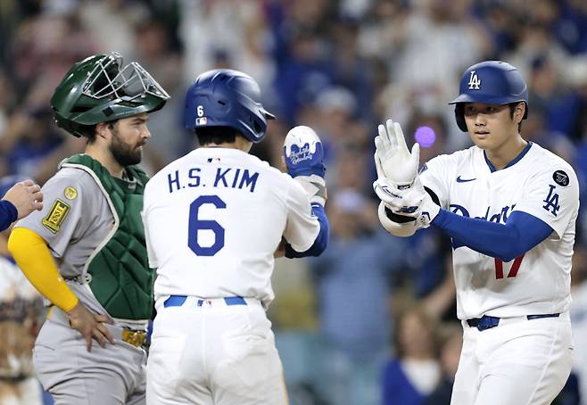 오타니가 3회말 좌중월 3점포를 터뜨리고 들어와 김혜성과 공손 하이파이브를 하고 있다. AFP연합뉴스