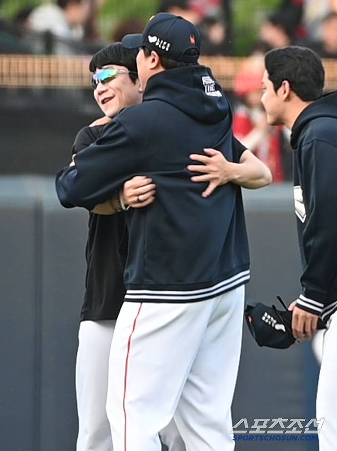 류현진을 꼭 끌어안은 양현종의 손길. 광주=허상욱 기자