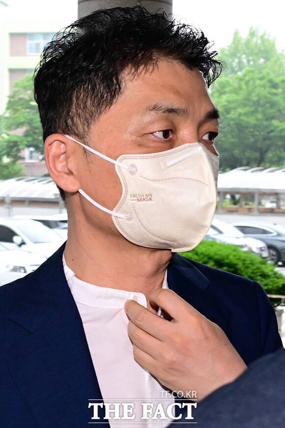 카카오의 창업자인 김범수 미래이니셔티브센터장이 16일 오전 서울 양천구 서울남부지방법원에서 열린 '자본시장법 위반' 혐의 공판에 출석하고 있다. /남윤호 기자