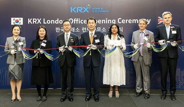 정은보 한국거래소 이사장(가운데)이 15일(현지시간) 영국 런던에서 열린 '한국거래소 런던사무소 개소식'에서 윤여철 주영국 대한민국 대사관 대사(왼쪽에서 세번째), 난디니 수크마르 세계거래소연맹(WFE) CEO(왼쪽에서 다섯번째) 등 관계자와 리본 커팅식을 진행하고 있다. /한국거래소