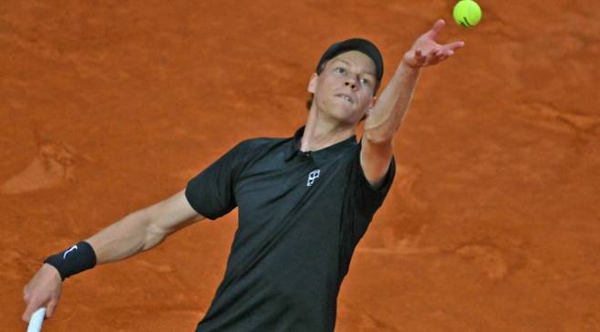 야니크 시너가 15일 로마 마스터스 단식 8강전에서 캐스퍼 루드에 서브를 넣고 있다. 사진/ATP 투어