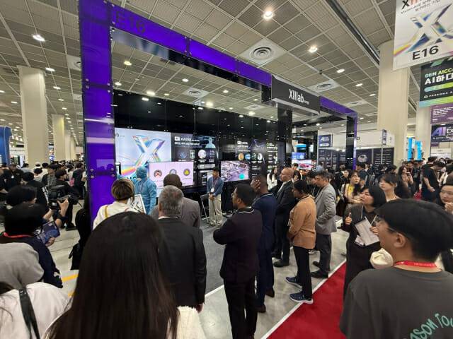 관람객들이 16일 서울 삼성동 코엑스에서 열린 국제인공지능대전(AI엑스포)에서 씨이랩 전시를 둘러보고 있다.(사진=씨이랩)