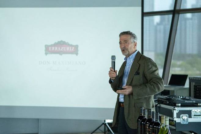 한국을 찾은 에두아르도 채드윅(Eduardo Chadwick) 에라주리즈 회장이 자사 와인에 대해 설명하고 있다.