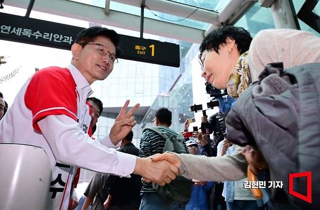 김문수 국민의힘 대통령 후보가 16일 오전 경기도 성남시 판교역 1번출구에서 출근길 시민들과 인사를 나누고 있다.