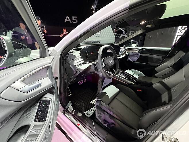 뉴 아우디 A5 실내에는 11.9인치 계기판, 14.5인치 센터 디스플레이, 그리고 10.9인치 조수석 전용 디스플레이가 적용됐다. (오토헤럴드 김흥식 기자)