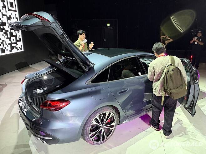 아우디 뉴 5는 패스트백 스타일의 루프 아치와 완만한 테일게이트로 날렵한 쿠페의 모습을 하고 있다. (오토헤럴드 김흥식 기자)