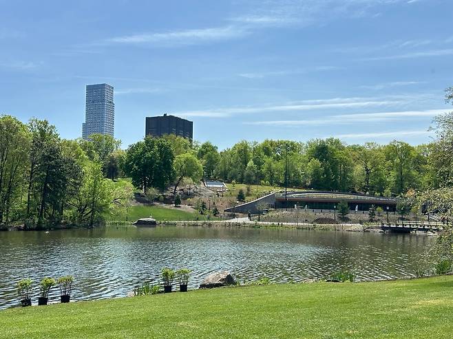 이달 초 공개된 미국 센트럴파크 데이비스 센터. 2200억원을 들여 새로 지은 건물 앞은 할렘 미어 호수가 있다./윤주헌 특파원