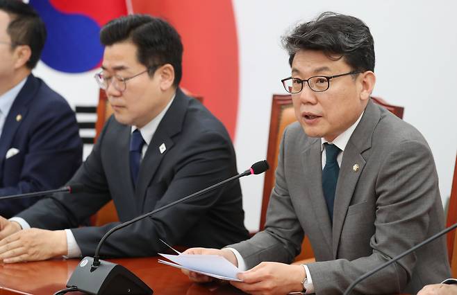 더불어민주당 진성준 정책위의장이 지난달 29일 국회에서 열린 당 원내대책회의에서 발언하고 있다. /남강호 기자