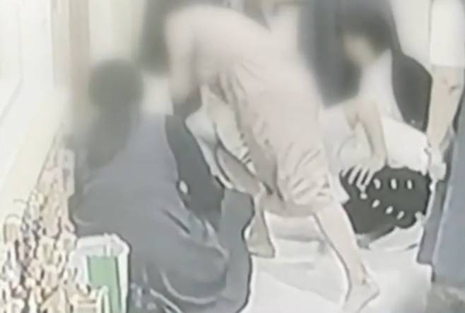 아이에게 응급처치를 하고 있는 어린이집 교사들. /채널A