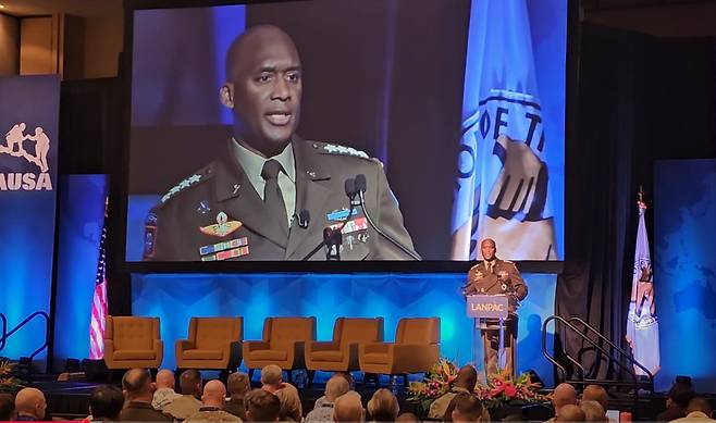 제이비어 브런슨 주한미군사령관DL 15일 하와이에서 열린 미국 육군협회(AUSA) 태평양지상군(LANPAC) 심포지엄에서 주제발표를 하고 있다./KGKraetzer Media 유튜브