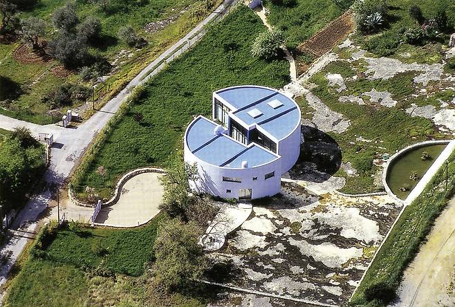 1992년 프랑스 남부의 풍요로운 자연을 배경으로 세워진 이성자의 아틀리에 ‘은하수’. 위에서 내려다보면, ‘음양’의 상징이 뚜렷한 건축물이다. /이성자기념사업회