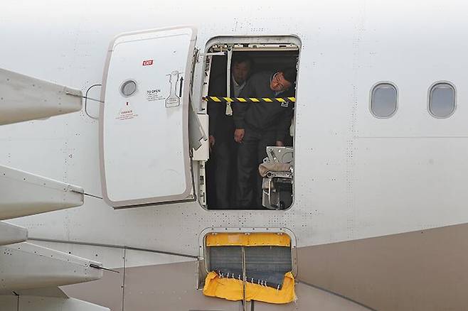 2023년 5월 26일  제주에서 대구로 가던 여객기 비상문을 한 승객이 열어서 열린 채 비상착륙한 아시아나 여객기./뉴스1