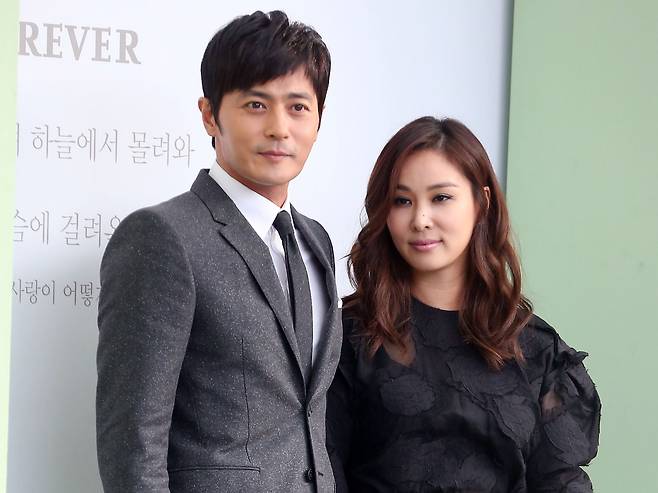 배우 장동건·고소영 부부. 사진은 이병헌·이민정 부부의 결혼식에 참석했을 당시의 모습. /뉴스1