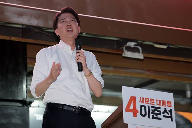 이준석 개혁신당 대통령 후보가 공식 선거운동이 시작된 12일 서울 중구 청계광장에서 가진 서울 첫 집중유세에서 지지를 호소하고 있다./뉴스1