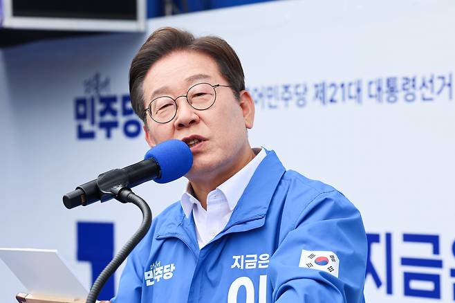 이재명 더불어민주당 대선 후보가 14일 경남 창원시 상남분수광장에서 열린 집중 유세에서 지지를 호소하고 있다./연합뉴스