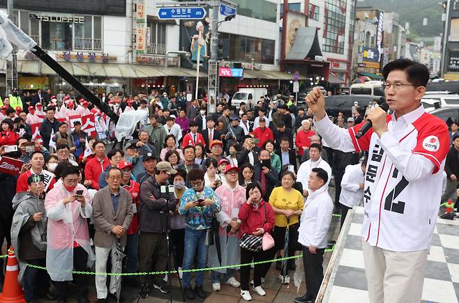 김문수 국민의힘 대통령 후보가 16일 경기도 수원시 팔달구 지동시장에서 열린 유세에서 시민들에게 지지를 호소하고 있다. /뉴스1