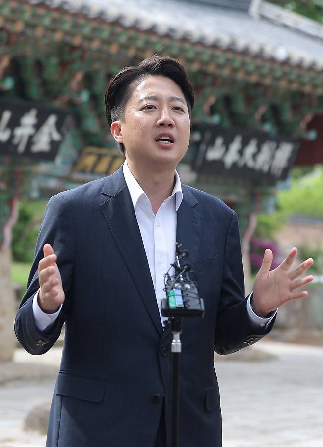 이준석 개혁신당 대선 후보가 14일 부산 금정구 범어사 안양암 방문을 마친 뒤 취재진 질문에 답하고 있다./연합뉴스