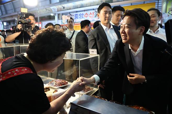 개혁신당 이준석 대선 후보가 16일 충남 천안중앙시장에서 상인들과 인사하고 있다. /연합뉴스