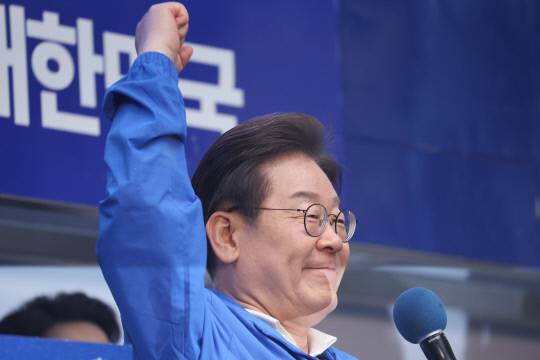 더불어민주당 이재명 대선후보가 15일 전남 순천시 연향동 패션의 거리에서 열린 유세에서 지지를 호소하며 주먹을 쥐어보이고 있다. 연합뉴스