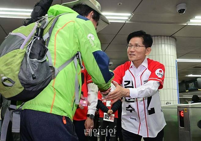 김문수 국민의힘 대선 후보가 15일 오전 서울 구로구 신도림역에서 출근길 시민들과 인사를 나누고 있다. ⓒ데일리안 방규현 기자