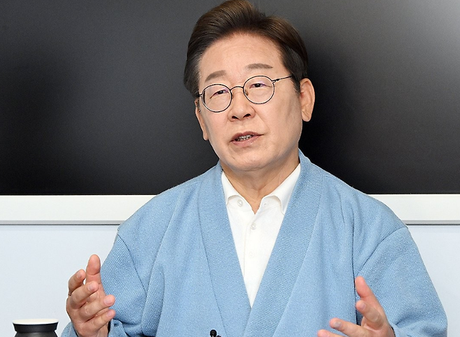 더불어민주당 이재명 대선 후보가 15일 경남 하동군 화개장터를 방문, 대형버스 안에 마련된 방송스튜디오에서 유튜브 라이브 방송을 마친 후 취재진과 인터뷰하고 있다.ⓒ연합뉴스