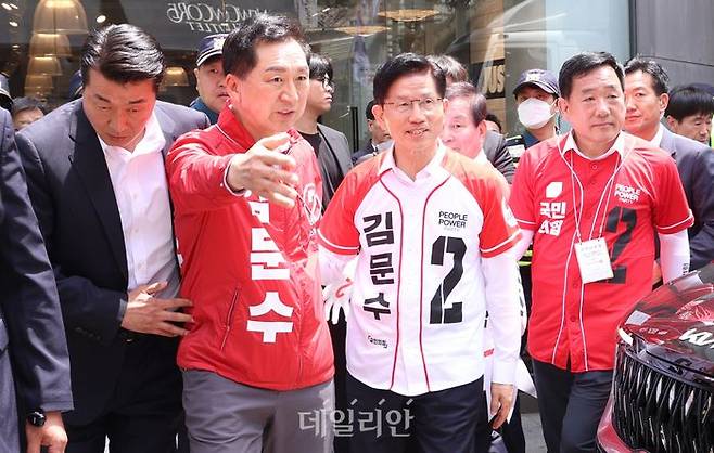 국민의힘 공동 선거대책위원장인 김기현 의원(왼쪽)과 김문수 국민의힘 대선 후보(가운데)가 지난 13일 오후 울산 남구 뉴코아아울렛 앞에서 집중 유세를 위해 이동하고 있다. 오른쪽은 국민의힘 울산시당위원장인 박성민 의원 ⓒ데일리안 방규현 기자