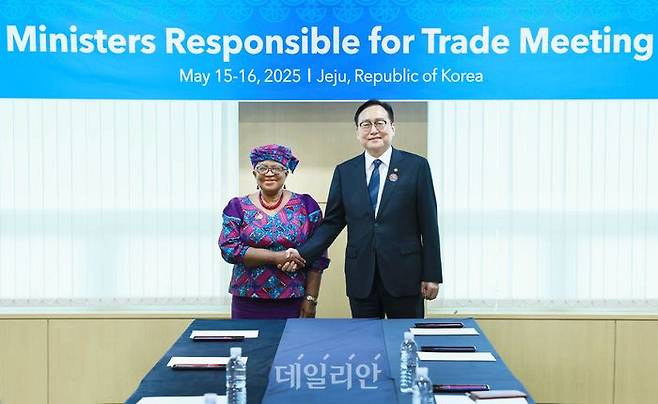 안덕근 산업통상자원부 장관은 16일 서울 강서구 메이필드호텔에서 응고지 오콘조-이웰라(Ngozi Okonjo-Iweala) WTO 사무총장과 면담을 갖고, 글로벌 경제·통상 환경, 다자무역체제의 중요성과 관련해 WTO와의 협력방안 등을 논의했다. ⓒ산업통상자원부