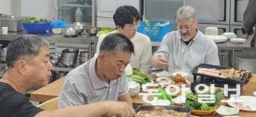 푸른 눈의 5·18민주화운동 시민군 데이비드 돌린저 씨(오른쪽)가 15일 광주 서구의 한 식당에서 5·18민주화운동부상자회와 5·18민주화운동공로자회 회원 20명을 만나고 있다. 광주=이형주 기자 peneye09@donga.com