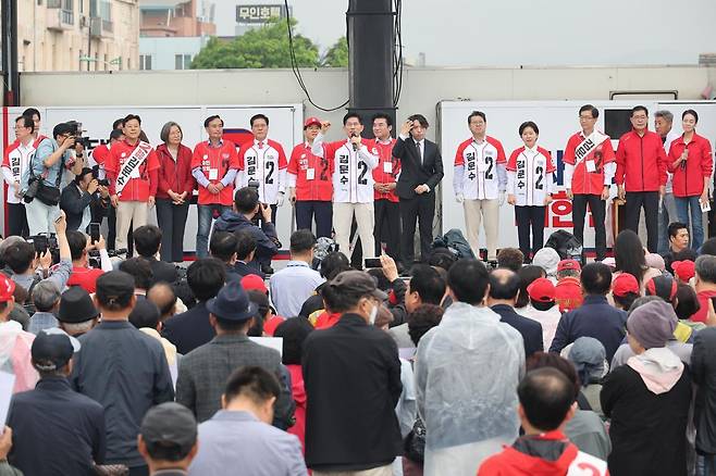김문수 국민의힘 대통령 후보가 16일 오전 경기도 수원시 팔달구 지동시장을 찾아 지지를 호소하고 있다. 2025.5.16. 사진공동취재단