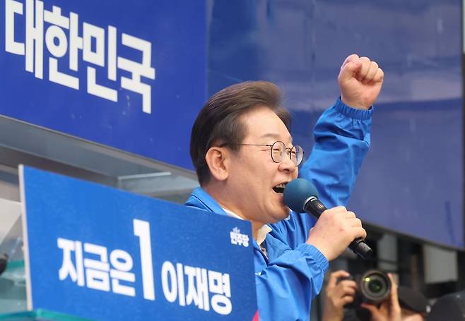 이재명 더불어민주당 대선 후보가 15일 전남 순천시 연향동 패션의거리에서 열린 유세에서 지지호소를 하고 있다. 2025.05.15. 순천=뉴시스