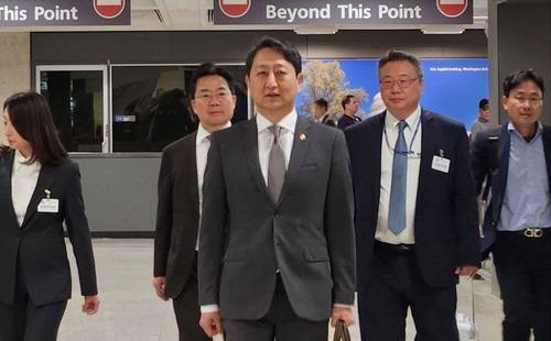 안덕근 산업통상자원부 장관은 미국과의 이른바 2+2 통상 협의를 하루 앞둔 23일(현지시간) 워싱턴DC 인근 덜레스 공항을 통해 미국으로 입국하고 있다. [연합뉴스]